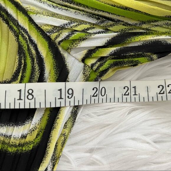 Vintage Essentials by Milano Green and Black Swirl Crinkle Button Down Shirt - Picture 9 of 11